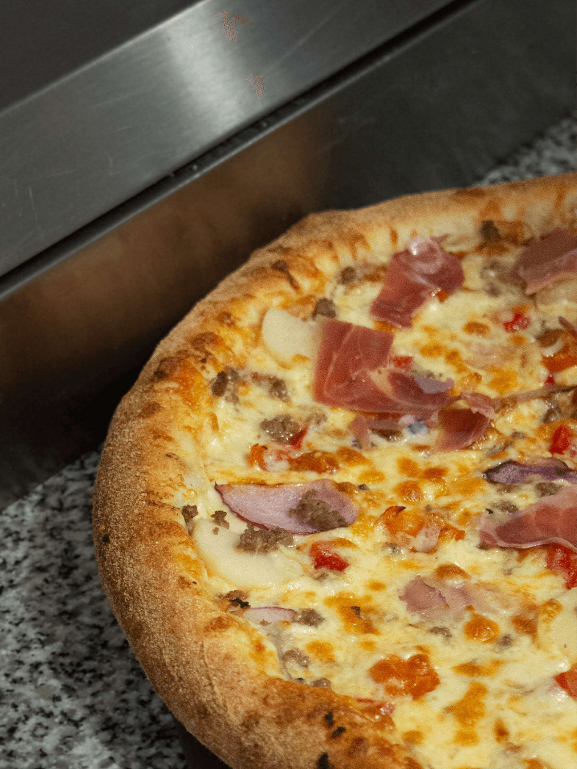 Borde de masa una pizza sobre una mesa.