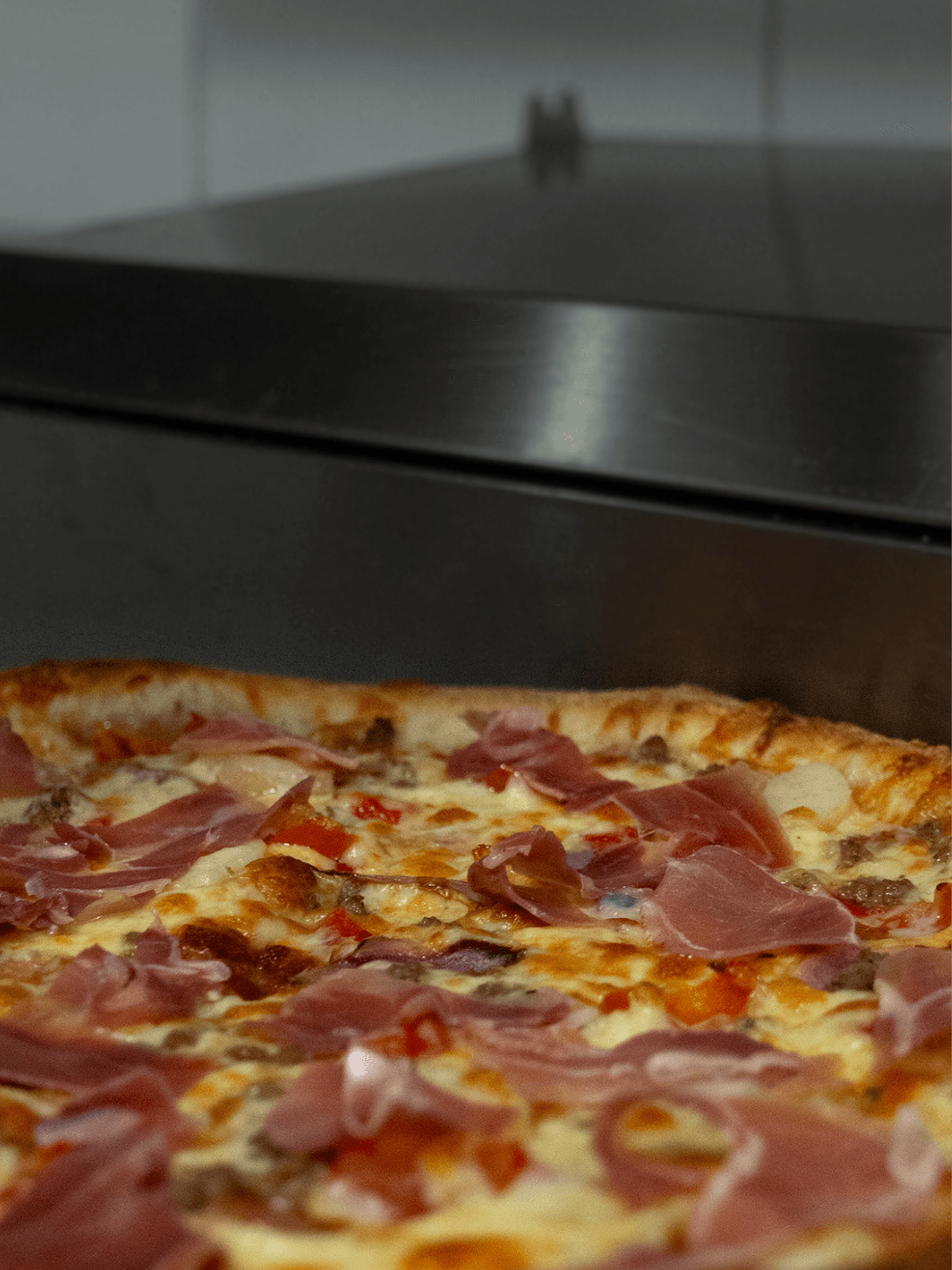 Pizza con jamón cerrano.