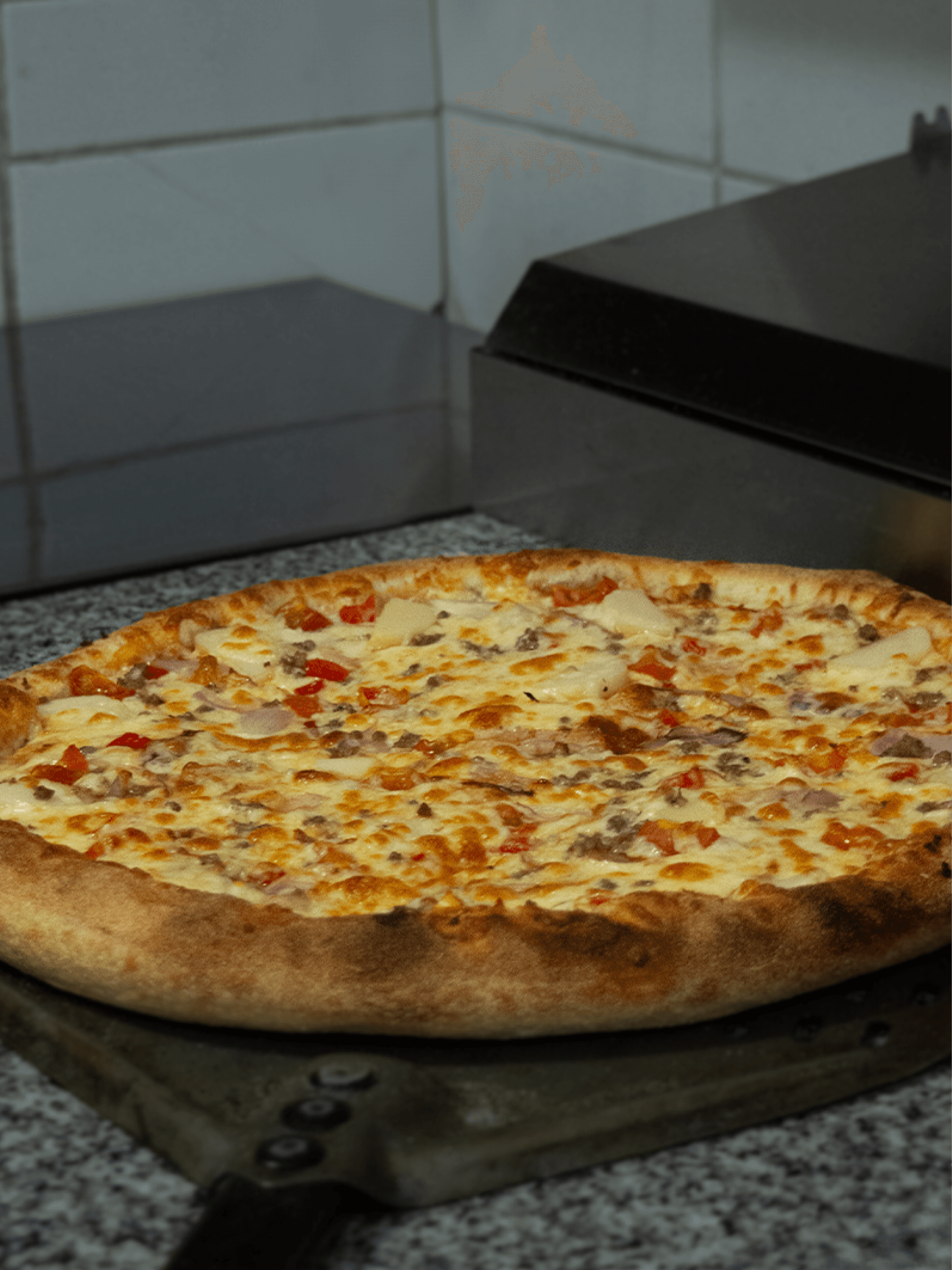 Pizza sobre una mesa.